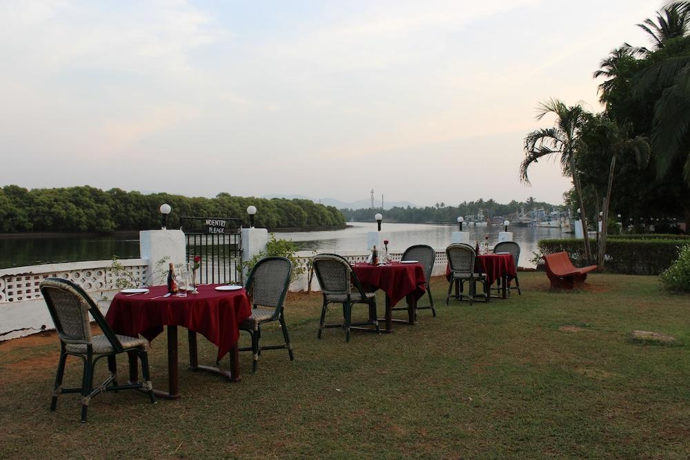 The Byke Old Anchor Beach Resort & Spa Cavelossim Esterno foto